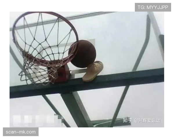 篮球比赛中球卡篮筐规则是什么以及裁判如何判定球权归属